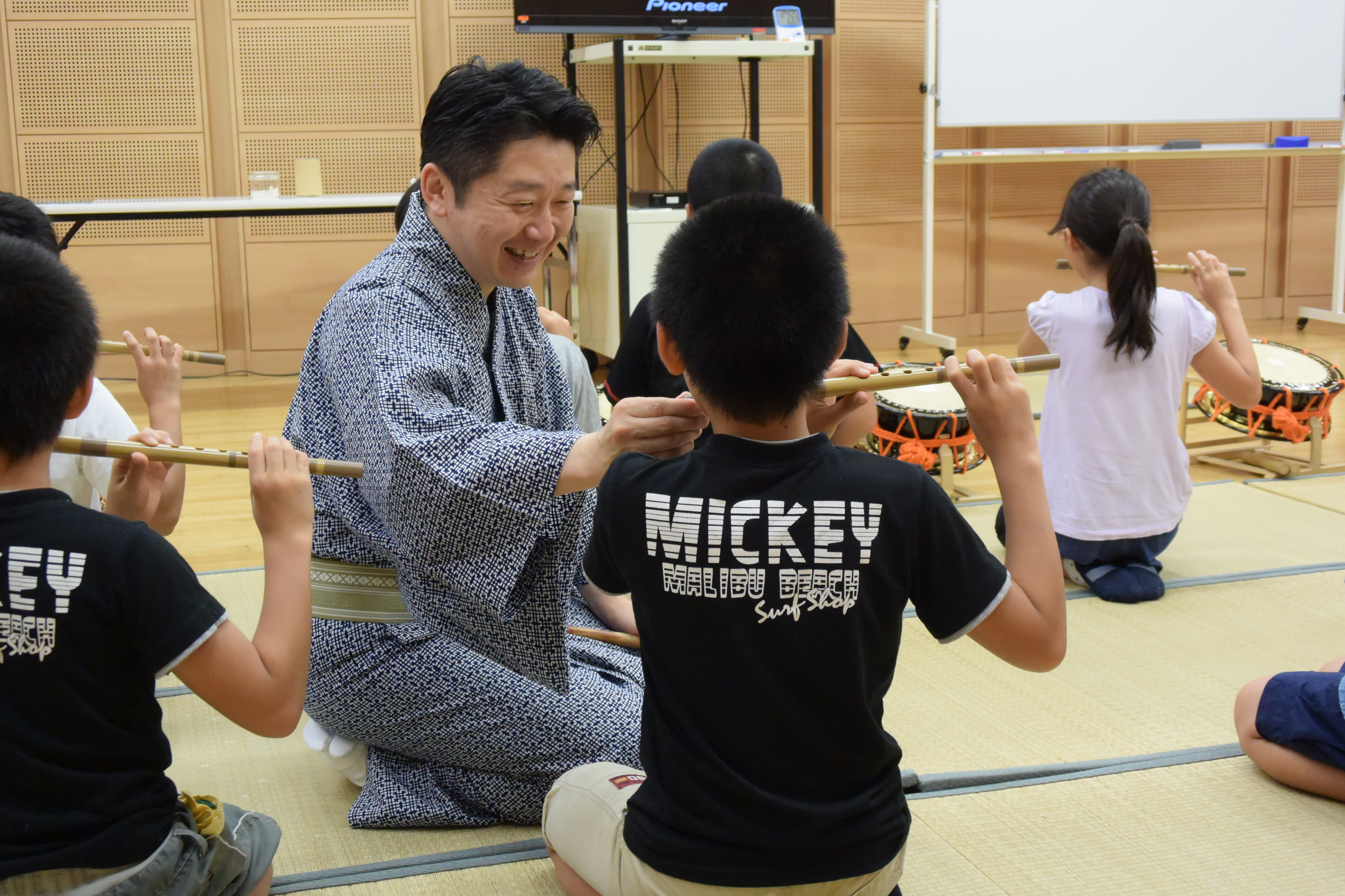 福原寬先生が篠笛を教えている様子